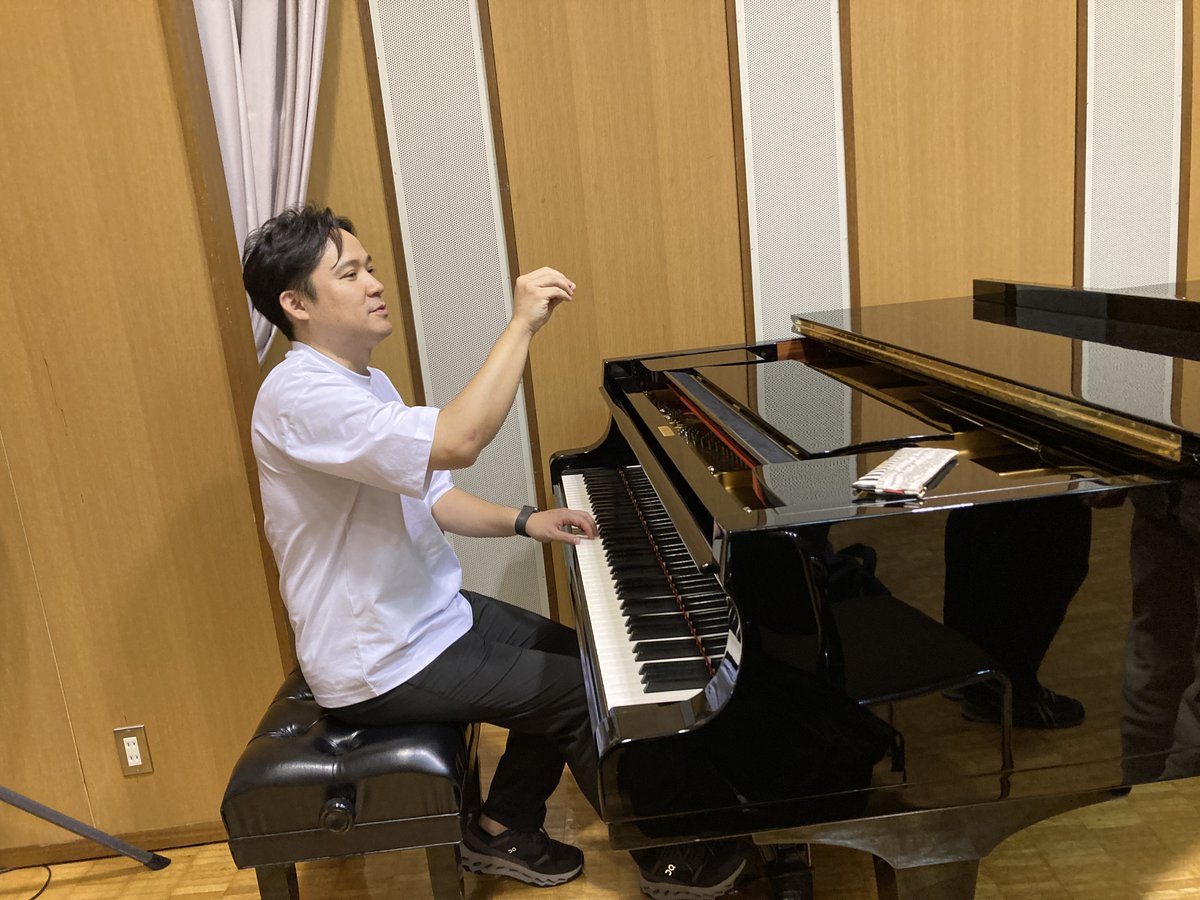 jcchor2019's tweet photo. 今日はボイストレーナーの高橋先生のボイトレの
日でした　
ウォーミングアップから指導して頂きました　
軽い体操で体をゆるめ　30秒のロングブレスの後
声出しを行いました　
その後10名程のグループに分かれてボイトレをやって頂きました　
発声に対する参考になるご指導が多くて参考になります https://t.co/f16A1514O2
