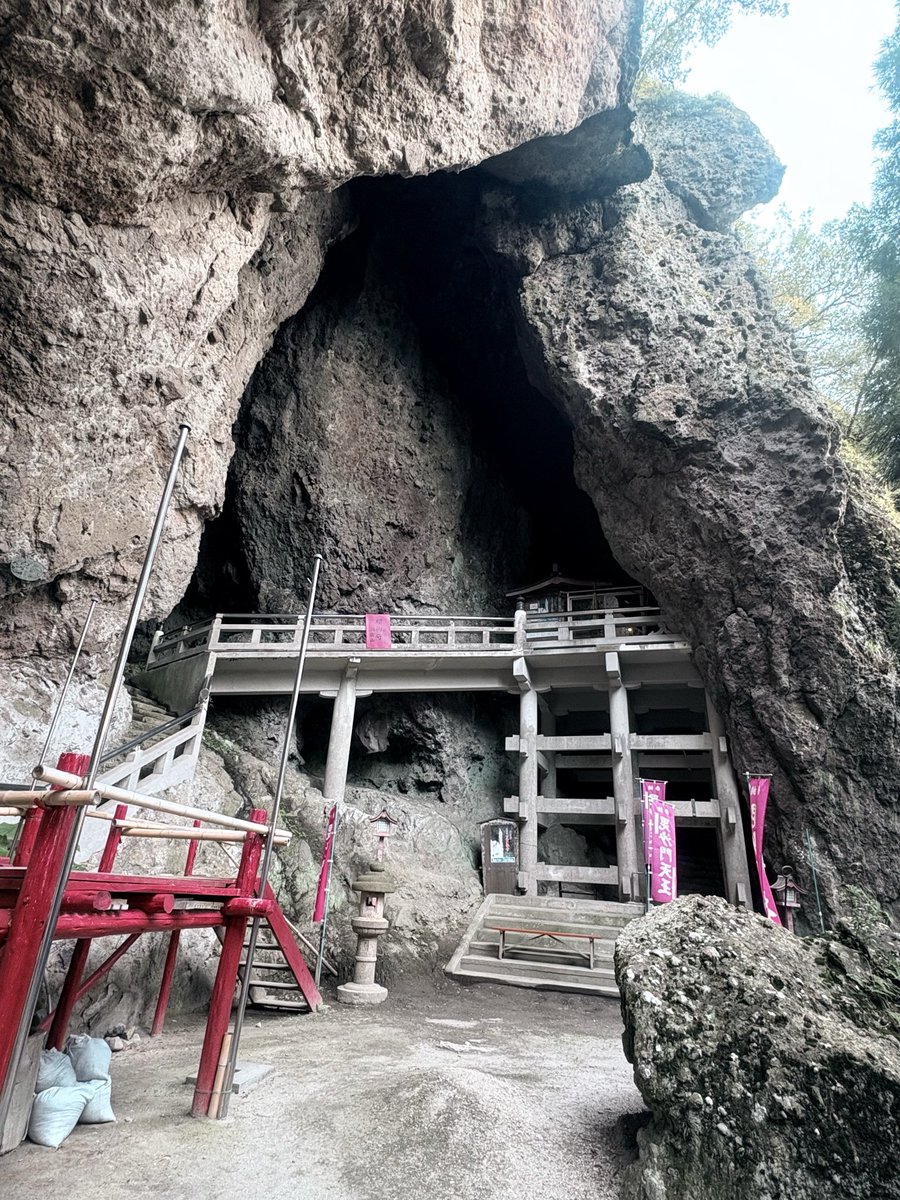 yod813's tweet photo. #八日目の蝉　のポスターを見かけた→ロケ地の　#洞雲山　が目に止まる→行ってみたくなった！16時到着！何かを感じる人間ではないがゾワゾワして恐る恐る奥へ進んで行きました😰『世界一のパワースポット』と書かれていて納得しました❗️すごいです
#小豆島八十八ヶ所霊場の第1番札所
#パワースポット https://t.co/JppmATAfSe