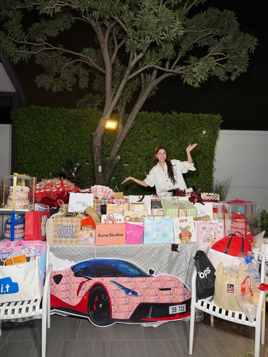 shellybenda's tweet photo. ขอบคุณสำหรับทุกความรัก ทุกการsupport จดหมายทุกๆฉบับ และของทุกๆชิ้นนะคะ คงไม่มีคำไหนมาบรรยายความรู้สึกนี้ได้จริงๆ 🤍
I hope today leaves everyone with smiles and happy memories 谢谢大家给我的爱，真的真的很爱你们。🙏🏻🥹😘

THE SHELLY DIARIES
#Shelly23rdBirthday https://t.co/viEGh2Vjq7