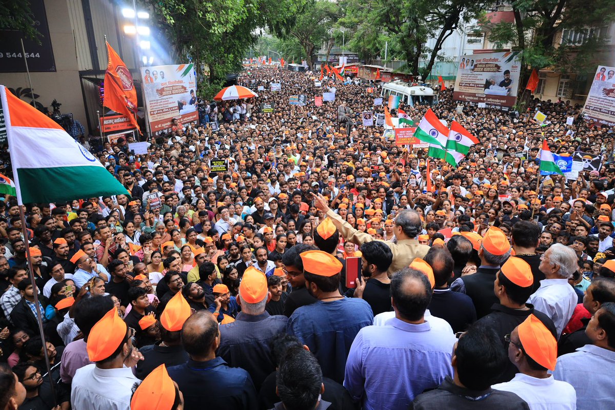 ShivSenaUBT_'s tweet photo. आज छत्रपती शिवाजी महाराज पार्क येथील माँसाहेब मीनाताई ठाकरे पुतळ्याजवळ मुंबईकर एकवटला तो
जुलमी सरकारविरोधात पुकारलेल्या देशातील तरूणांच्या आंदोलनाला बळकटी देण्यासाठी! 

पक्षप्रमुख मा. श्री. उद्धवसाहेब ठाकरे ह्यांच्या प्रमुख उपस्थितीत पार पडेलल्या ह्या आंदोलनात तरुणाईसोबतच पालकांचा देखील विशेष सहभाग होता.देशातील शिक्षण व्यवस्थेचा भोंगळा कारभार आणि भ्रष्ट मंत्री ह्यामुळे विद्यार्थ्यांचे भविष्य धोक्यात असताना भाजप सरकार गप्प आहे. लोकशाही मार्गाने सुरू असेलल्या  सोनम वांगचूक आणि अभिजीत दिपके ह्यांच्या आंदोलनालाही सरकार उत्तर द्यायला तयार नाही. 
त्यामुळे आता संपूर्ण व्यवस्थाच बदलायची वेळ आली आहे, असे मत ह्यावेळी उद्धवसाहेबांनी मांडले. 

ह्या आंदोलनाच्या वेळी युवासेनाप्रमुख, शिवसेना नेते, आमदार आदित्य ठाकरे, शिवसेना नेते, खासदार, आमदार तसेच शिवसैनिक उपस्थित होते.