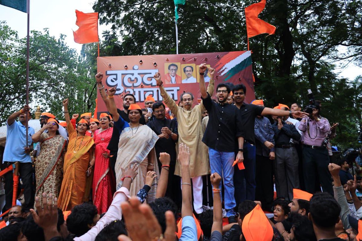 ShivSenaUBT_'s tweet photo. आज छत्रपती शिवाजी महाराज पार्क येथील माँसाहेब मीनाताई ठाकरे पुतळ्याजवळ मुंबईकर एकवटला तो
जुलमी सरकारविरोधात पुकारलेल्या देशातील तरूणांच्या आंदोलनाला बळकटी देण्यासाठी! 

पक्षप्रमुख मा. श्री. उद्धवसाहेब ठाकरे ह्यांच्या प्रमुख उपस्थितीत पार पडेलल्या ह्या आंदोलनात तरुणाईसोबतच पालकांचा देखील विशेष सहभाग होता.देशातील शिक्षण व्यवस्थेचा भोंगळा कारभार आणि भ्रष्ट मंत्री ह्यामुळे विद्यार्थ्यांचे भविष्य धोक्यात असताना भाजप सरकार गप्प आहे. लोकशाही मार्गाने सुरू असेलल्या  सोनम वांगचूक आणि अभिजीत दिपके ह्यांच्या आंदोलनालाही सरकार उत्तर द्यायला तयार नाही. 
त्यामुळे आता संपूर्ण व्यवस्थाच बदलायची वेळ आली आहे, असे मत ह्यावेळी उद्धवसाहेबांनी मांडले. 

ह्या आंदोलनाच्या वेळी युवासेनाप्रमुख, शिवसेना नेते, आमदार आदित्य ठाकरे, शिवसेना नेते, खासदार, आमदार तसेच शिवसैनिक उपस्थित होते.