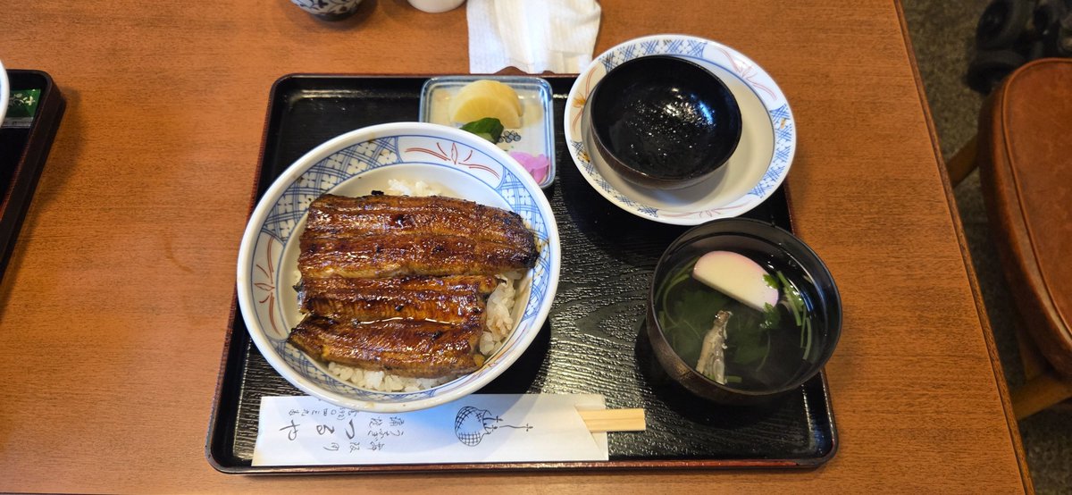 M_kar_SR's tweet photo. 夫と義父と3人で浜名湖周辺ツーリング。三ヶ日でみかんジュースを堪能し、1時間半並んでうな丼を食べ、うなぎパイファクトリーで夫の活き活きした顔をみて、帰りは道の駅で10分のつもりが30分眠り、オール下道で300キロ行かないくらいのツーリングでした。ハイライトは割り込みに2回遭遇した事. https://t.co/Vsk6vmpFrK