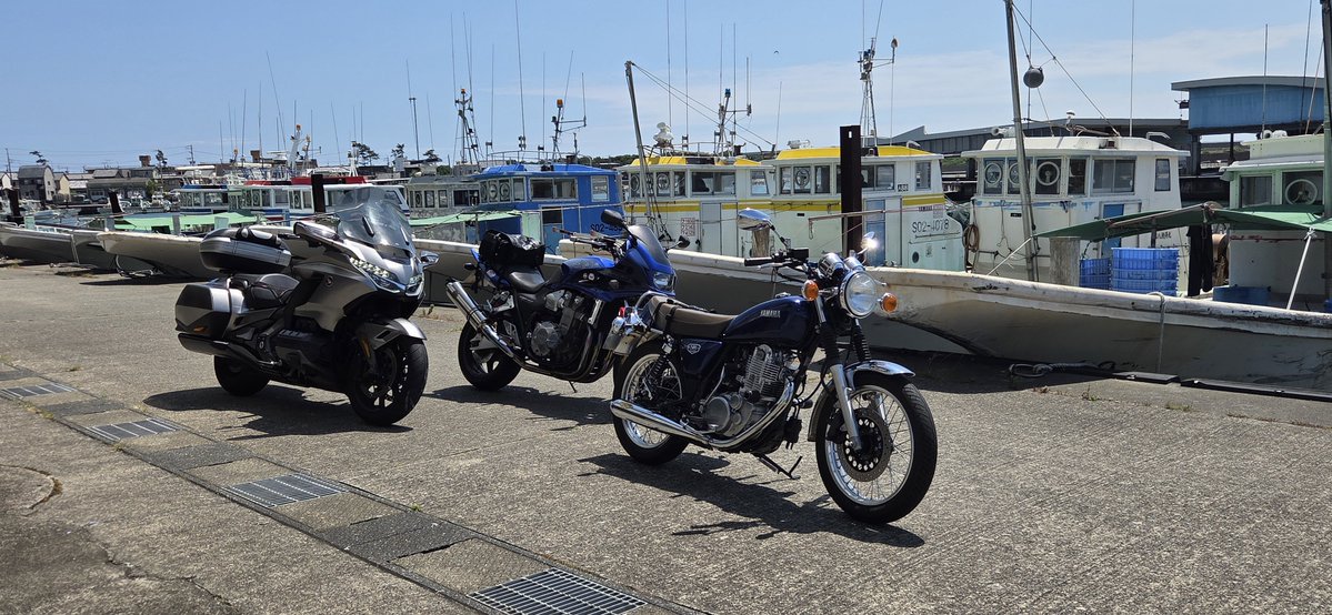 M_kar_SR's tweet photo. 夫と義父と3人で浜名湖周辺ツーリング。三ヶ日でみかんジュースを堪能し、1時間半並んでうな丼を食べ、うなぎパイファクトリーで夫の活き活きした顔をみて、帰りは道の駅で10分のつもりが30分眠り、オール下道で300キロ行かないくらいのツーリングでした。ハイライトは割り込みに2回遭遇した事. https://t.co/Vsk6vmpFrK