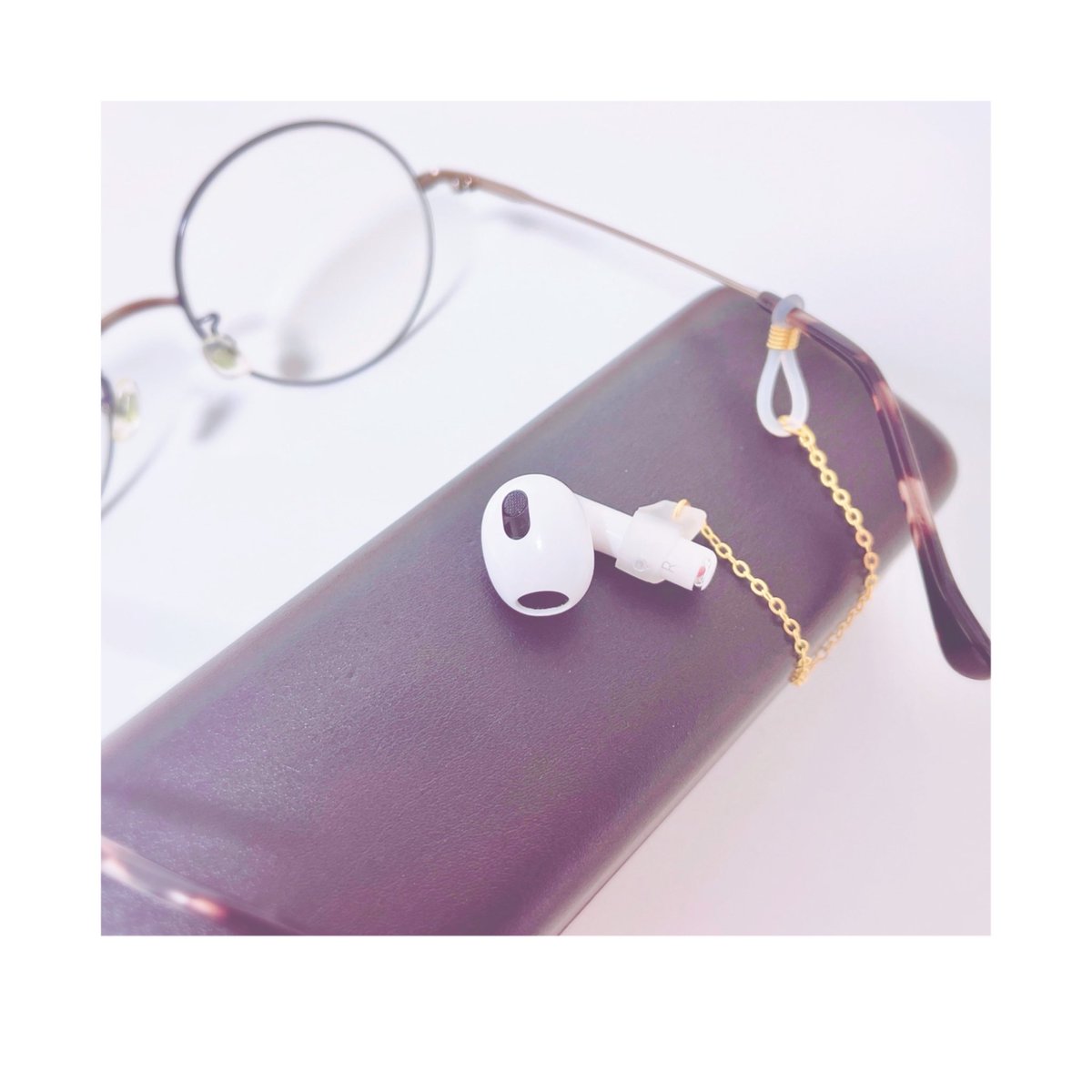 Suzucata's tweet photo. 先月遊びに来てくれた友人が『使わなくなった』という理由+ご厚意で涼ｸﾝにAirPodsをくれたﾝですが、涼ｸﾝも耳にフィットしないらしく巡り巡ってﾎﾞｸが使わせていただいているなう(大感謝🙏🏻)
とは言えﾎﾞｸも定期で落とすｭｪ、こんなｺﾄをしてみました👓✨
これで悲しい事故を未然に防げる。 https://t.co/IYIpYAqzrd