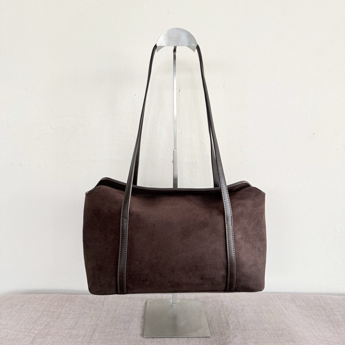 mmpstore_'s tweet photo. Shoulder Bag สีน้ำตาลเข้มหนังกลับ งานสวยมากกกก สภาพใหม่ ไม่มีตำหนิ ด้านบนพับปิดได้ค่ะ  

size : 14x8”
🛒 200.- (รวมส่ง)

#เสื้อผ้ามือสอง #ส่งต่อเสื้อผ้ามือสอง #กระเป๋ามือสอง #ส่งต่อกระเป๋า #เสื้อผ้ามือ2 #กระเป๋ามือสองสภาพดี #y2k #ส่งต่อvtg #พรีเกาหลี https://t.co/Tonlz3peAt