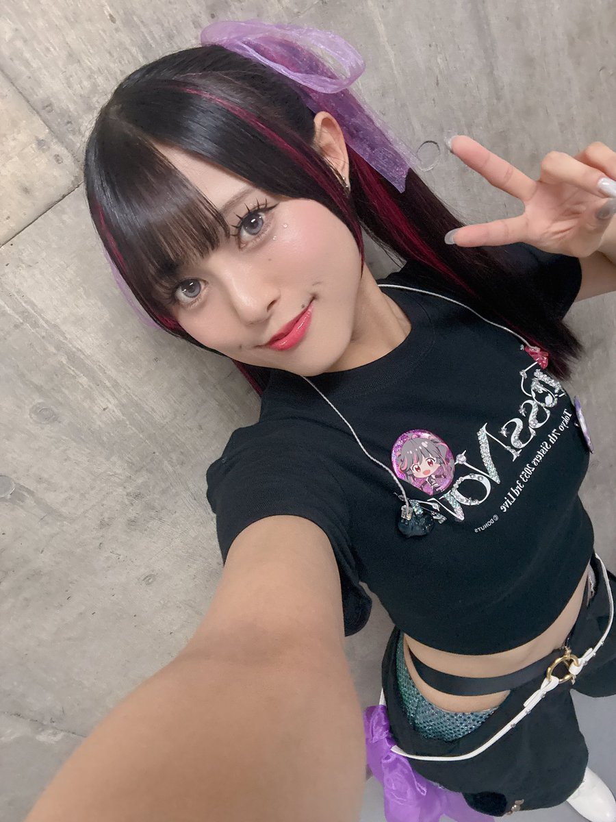 IchikaTachibana's tweet photo. アンコールTシャツ
Roots.は絶対黒がいいいい🥺
っておねだりして黒にして頂いたの
いつもありがとうございます✨

衣装さんがちびTにしてくれて
キラッキラぎゃるTにしてくれて
とっても気に入ってる🪩✨

いいでしょーーーーー😇😇😇

#2053_3rd 
#ナナシス
#t7s https://t.co/kzmwIQcqd3