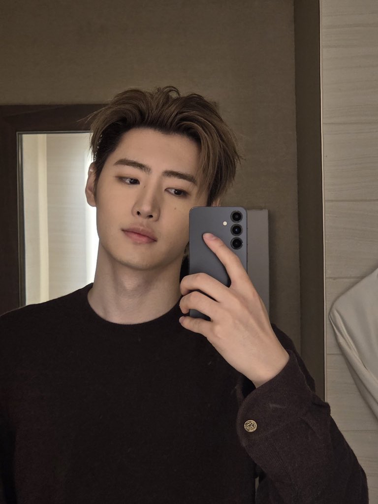 hoon_sushi's tweet photo. hubby at work                        hubby at home https://t.co/tiOzCt7DRf