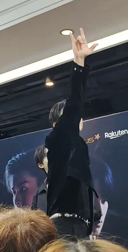 KnpMoments21's tweet photo. Toptap 😏what's this meaning???🤘🏻
Stop playing with ur hand's fingers 👻
#PAYBACKSERIES #toptapminlee
#PaybackFanGathering https://t.co/pIf6fI1H2S