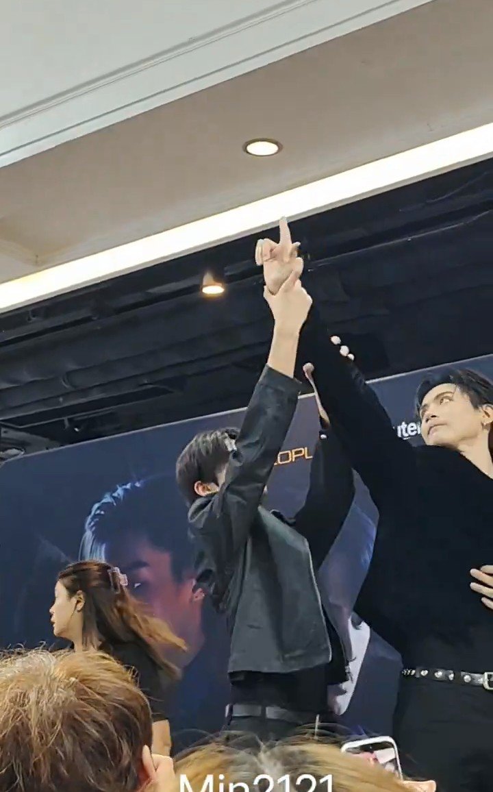 KnpMoments21's tweet photo. Toptap 😏what's this meaning???🤘🏻
Stop playing with ur hand's fingers 👻
#PAYBACKSERIES #toptapminlee
#PaybackFanGathering https://t.co/pIf6fI1H2S