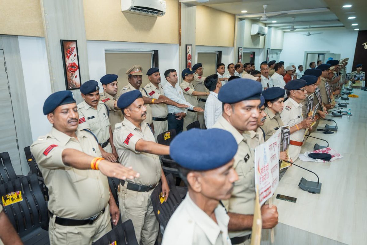 SP_DHAR_MP's tweet photo. "नशे से दूरी है ज़रूरी 2.0"

पुलिस अधीक्षक धार द्वारा कार्यालय में अधिकारी एवं कर्मचारियों को नशे के दुष्प्रभावों के प्रति जागरूक करते हुए *नशामुक्ति की शपथ* दिलाई गई। सभी ने स्वस्थ, सुरक्षित एवं नशामुक्त समाज के निर्माण में अपनी सक्रिय भागीदारी का संकल्प लिया। https://t.co/108eVSPdJx