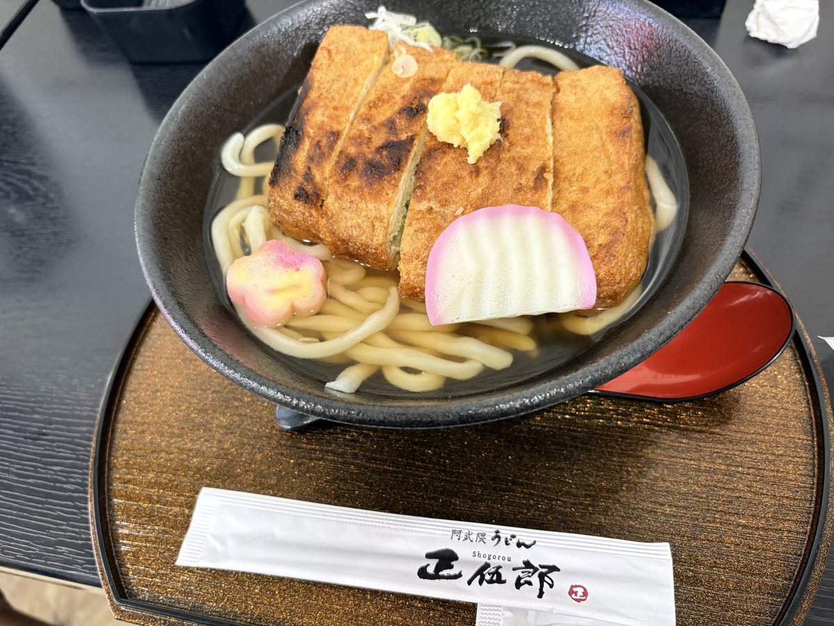 Nil_Blanche's tweet photo. 傷果等が入ってる桃の茶箱を求めていざ福島！目当てのあかつきは多分来週末かなぁ…(来週も行く)
お昼に炙りキツネうどん頼んだら想像の倍以上デカくて中にネギがたっぷり入ったのが来てめっちゃ美味しかった( ‘༥’ )ŧ‹”ŧ‹”
いつ見ても赤べこキメラ化は笑っちゃうｗｗなぜべこを魔改造するんや…ｗｗ https://t.co/l1h82BSYdS