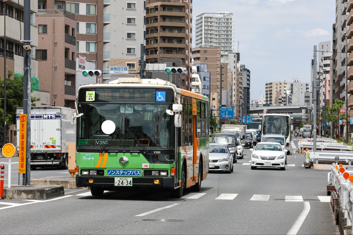 rikugienmae's tweet photo. 巣鴨最古参、そして巣鴨最後のLKG-MPとなったV350、351
350は6月頭、351は5月末を最後に路線運用から外れており、新人研修等で短時間走行する場合を除き基本的に車庫の奥に停められています。
度々話題になる効きの芳しくないクーラーが故のものでしょうか、涼しくなったらまた会えることを願います。 https://t.co/KxvYMIXjHu