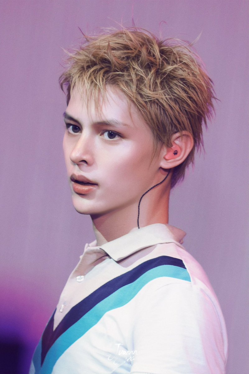 jamesruinz's tweet photo. james barbie banget ya anjir 😭 mukanya mulus, rambut pirang, side profilenya juga cakep banget. kek boneka hiduppp https://t.co/rA6sUZQi8p