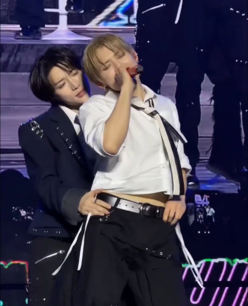 bluehour1117's tweet photo. No wonder moatinys are gay as hell look at who we stan 😭😭 https://t.co/frcJpJq9gj