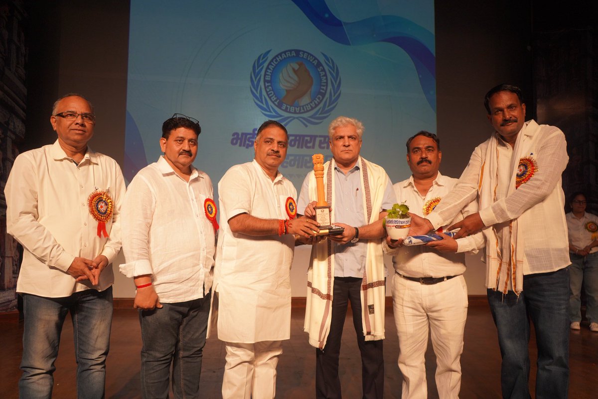 kgahlot's tweet photo. आज द्वारका में भाईचारा सेवा समिति चैरिटेबल ट्रस्ट द्वारा आयोजित प्रतिभा सम्मान समारोह में सम्मिलित होकर मेधावी छात्र-छात्राओं को सम्मानित करने का सौभाग्य प्राप्त हुआ।

प्रतिभा का सम्मान केवल विद्यार्थियों की मेहनत और उपलब्धियों का अभिनंदन नहीं, बल्कि विकसित भारत के उज्ज्वल भविष्य में हमारे अटूट विश्वास का प्रतीक है। शिक्षा, संस्कार और युवा शक्ति का सशक्तिकरण ही राष्ट्र निर्माण की सबसे मजबूत नींव है।

माननीय प्रधानमंत्री श्री @narendramodi जी के ‘विकसित भारत @2047’ के संकल्प को साकार करने में हमारे युवा सबसे महत्वपूर्ण भागीदार हैं। एक शिक्षित, संस्कारित, नवाचारी और आत्मविश्वासी युवा पीढ़ी ही भारत को नई ऊँचाइयों तक ले जाएगी।

इस प्रेरणादायी आयोजन के लिए भाई विनोद यादव जी एवं भाईचारा सेवा समिति चैरिटेबल ट्रस्ट के सभी पदाधिकारियों एवं सदस्यों को हार्दिक बधाई। साथ ही सभी सम्मानित छात्र-छात्राओं को उनके उज्ज्वल भविष्य के लिए हार्दिक शुभकामनाएँ।

युवा आगे बढ़ेंगे, तभी भारत आगे बढ़ेगा। यही विकसित भारत की सबसे सशक्त आधारशिला है।
