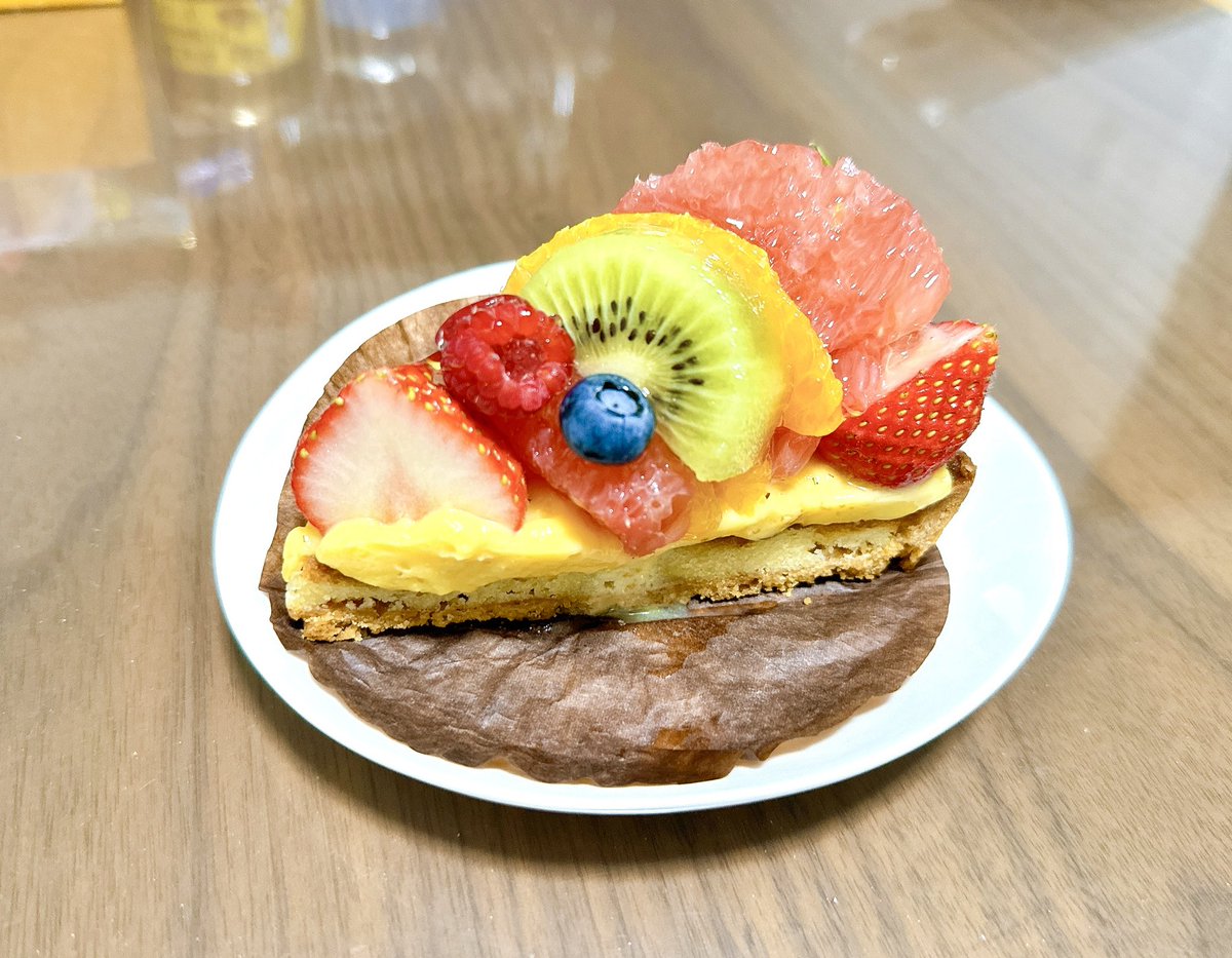 Kaz16DQW's tweet photo. 誕生日前夜祭のケーキはBASELでフルーツの森タルト 昨日2カット(2種)食べたので今日は1カットのみ
#basel #バーゼル https://t.co/mpdlCrW446