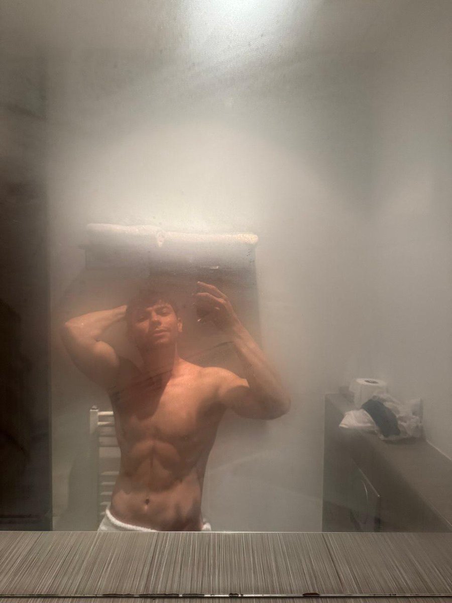 LeoAdonis_'s tweet photo. am i ur type? https://t.co/AylWZg2Rjd