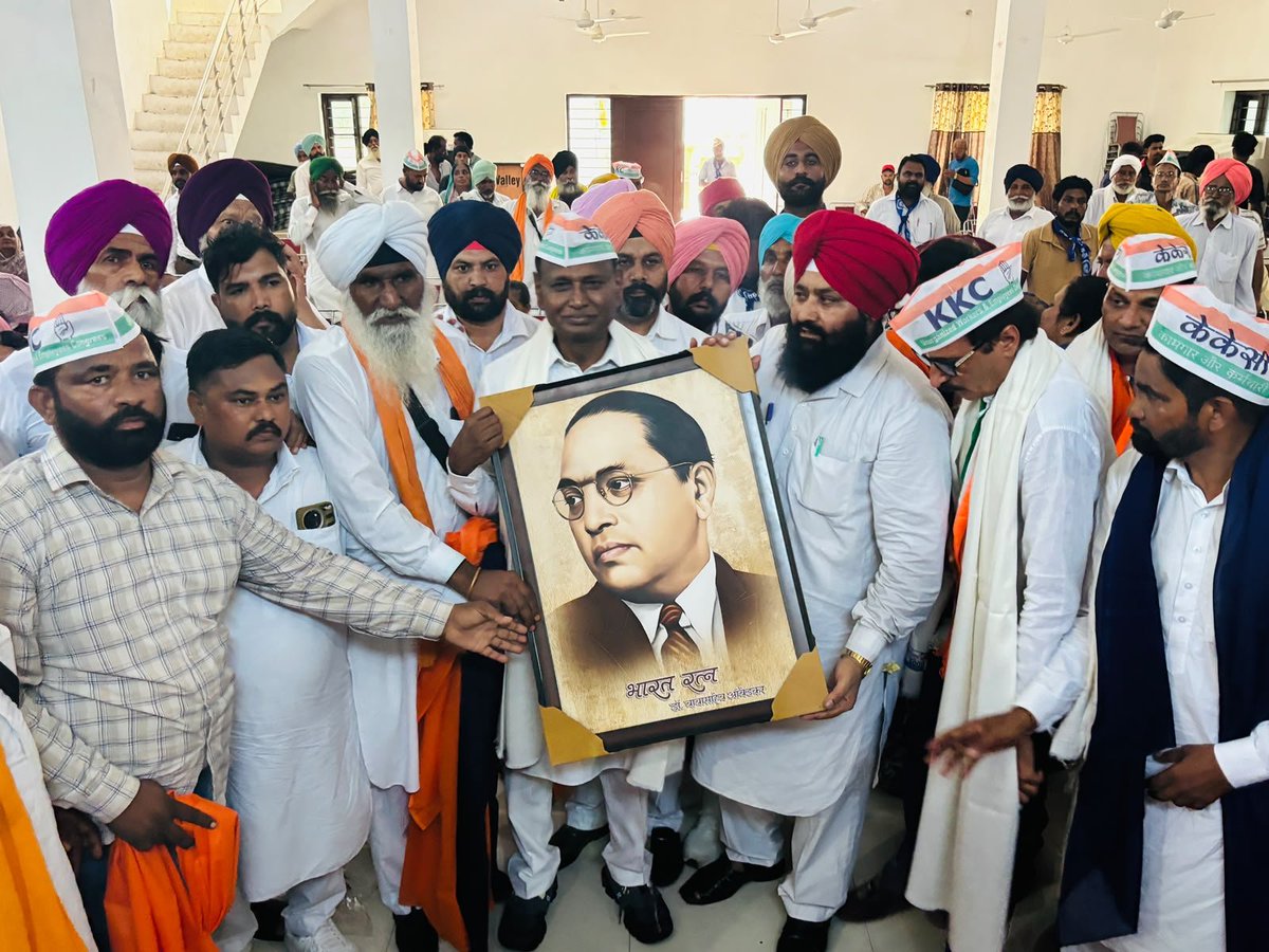 Dr_Uditraj's tweet photo. आज असंगठित कामगार एवं कर्मचारी केकेसी पंजाब के प्रदेश चेयरमैन श्री किरणजीत सिंह गेहरी द्वारा जिला फरीदकोट के गज्जन सिंह हॉल, डिलवा में केकेसी पंजाब की प्रादेशिक कार्यकर्ता बैठक एवं प्रदेश सम्मेलन का सफल आयोजन हुआ।

इस अवसर पर मैने कार्यकर्ताओं से आह्वान किया कि अभी भी समय है। यदि केकेसी के पदाधिकारी और कार्यकर्ता पूरी गंभीरता और समर्पण के साथ संगठनात्मक कार्य में जुट जाएँ, तो कांग्रेस के पक्ष में 1 से 1.5 प्रतिशत तक अतिरिक्त वोट जोड़े जा सकते हैं। उन्होंने कहा कि यदि ऐसा हुआ, तो पंजाब में कांग्रेस को सत्ता में आने से कोई नहीं रोक सकता।

मैंने घोषणा की कि आने वाले समय में अमृतसर, मोगा और श्री मुक्तसर साहिब में भी केकेसी के विशाल सम्मेलन आयोजित किए जाएंगे, जिससे संगठन को और अधिक मजबूत किया जाएगा।

केकेसी पंजाब के प्रदेश चेयरमैन श्री किरणजीत सिंह गेहरी की सराहना करते हुए कहा कि वे शुरू से ही एक जुझारू, संघर्षशील और कर्मठ नेता रहे हैं। आज का भव्य और सफल सम्मेलन भी उनके नेतृत्व, संगठन क्षमता और अथक मेहनत का परिणाम है। उन्होंने विश्वास व्यक्त किया कि श्री गेहरी के नेतृत्व में शीघ्र ही पंजाब के अन्य जिलों में भी ऐसे ही बड़े और सफल कार्यक्रम आयोजित किए जाएंगे।

सम्मेलन में पंजाब के विभिन्न जिलों से बड़ी संख्या में पदाधिकारियों एवं कार्यकर्ताओं ने उत्साहपूर्वक भाग लिया। सभी ने एकजुट होकर संकल्प लिया कि आगामी पंजाब विधानसभा चुनाव में संगठन को बूथ स्तर तक मजबूत करते हुए कांग्रेस की जीत सुनिश्चित करने में महत्वपूर्ण भूमिका निभाएंगे तथा असंगठित क्षेत्र के कामगारों, कर्मचारियों और श्रमिकों की आवाज़ को घर-घर तक पहुँचाएंगे।

इस अवसर पर केकेसी के राष्ट्रीय वाइस चेयरमैन श्री रमेश कुमार यादव (पंजाब प्रभारी) तथा श्री आदित्य राजपूत (नेशनल कॉर्डिनेटर एवं हरियाणा प्रभारी) की गरिमामयी उपस्थिति ने सम्मेलन को नई ऊर्जा और दिशा प्रदान किया।
#KKC #Congress #Punjab