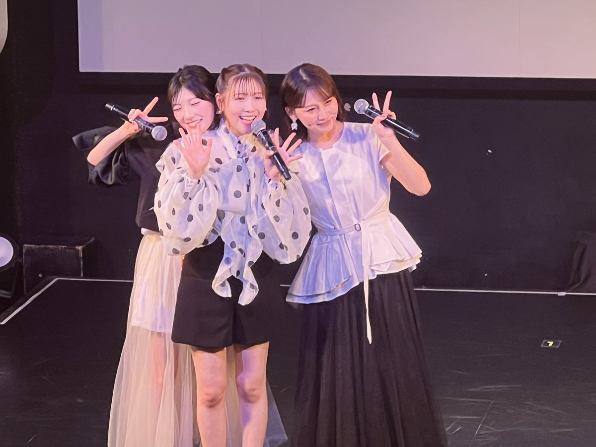 ISHIHARAshin_'s tweet photo. #14年���の同期会
1曲目がLOVE修行で2曲目が清純フィロソフィーで沸く沸く。14期は6人とも入った時から良く知ってるメンバーなのでトークもほぼ思い当たる事ばかり（なっきーのホップジャンプは知らなかった🤭）duoは柱が2本あってAKB劇場風味も。ゆいりーのMCも含めて最後まで楽しかった。またやって https://t.co/aXWouRwPM4