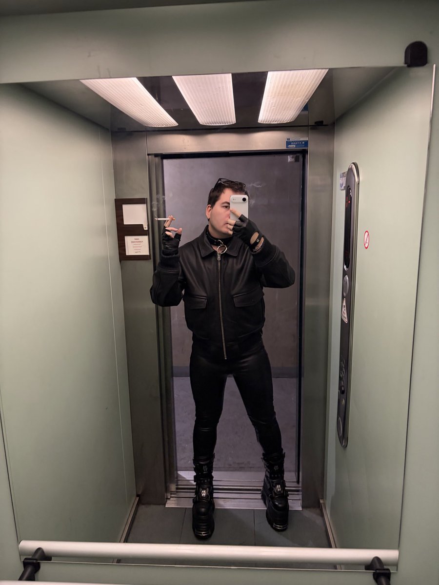 MasterMaxence's tweet photo. Venez raquer les salopes, que je vous encule bien profond. Vous allez vous laisser écraser par mes bottes et vous ouvrirez votre sale gueule que j’écrase ma clope 
Soumis Moneyslaves Findom https://t.co/ndqKWofcsa