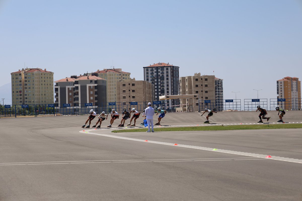 GSB_Karaman's tweet photo. 🏁 Tekerlekli Paten Türkiye 2. Etap Yarışları Karaman’da başarıyla tamamlandı.

16 il, 46 kulüp ve 260 sporcunun mücadele ettiği organizasyonda dereceye giren sporcular ödüllerini aldı. Emeği geçen herkese teşekkür ediyor, tüm sporcularımızı tebrik ediyoruz. 🏅 https://t.co/NwxU6Z9VRE
