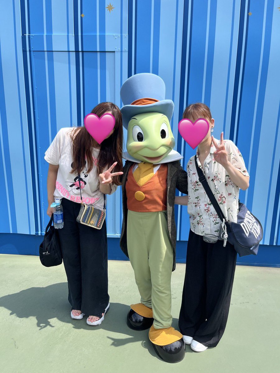yuuki__han's tweet photo. ディズニーランドめっちゃいろんなキャラクター達と写真撮れて、思い出の刻まれ方強め💘
しかも大人になったからなのか、キャラクターと近くで会えて戯れて貰えた時間で心がとっても洗われたような気持ちになった✨️ https://t.co/oYeOVtPwCa
