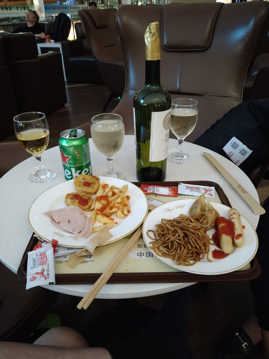 JWC07257445's tweet photo. 上海に嵐が直撃で北京空港で3時間足止め(T_T)　未だ飛行機来ず恐らく上海着くのは27 時頃。航空会社のごめんねサービスでラウンジ食事してますが，一日必死に指導した後なので今の意識保つのがキツいっす　凄い気を使われ白ワイン来ました笑　明日の訪問リハ、無理矢理目覚めないと…
#嵐
#飛行機遅延 https://t.co/Pd6iu8J3cU