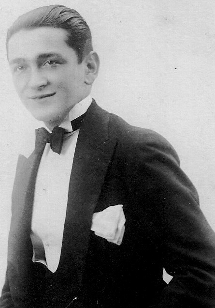 BsAs_recuerdo's tweet photo. Estimamos más que pertinente en este día tan particular, invitar a compartir esta imagen de quien vemos muy joven y elegante en ella, retuiteándola y escribiendo como epígrafe de la misma, tres veces el apellido de este grande de nuestra cultura: !Pugliese! !Pugliese! !Pugliese! https://t.co/2goOIMyMWd