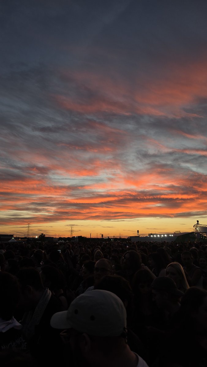 16noobly's tweet photo. El atardecer del concierto era perfecto 

#mcrmadrid https://t.co/rPjc7Y5VeW