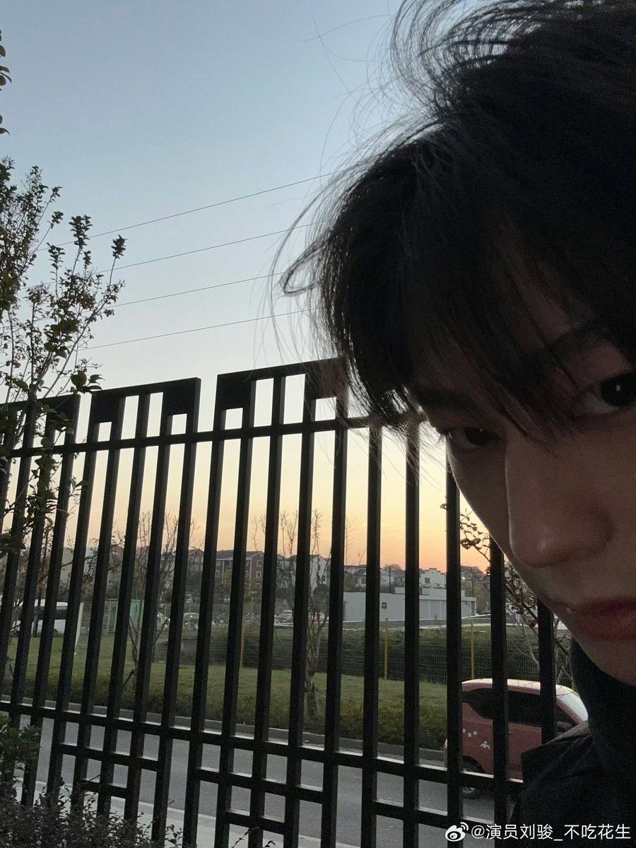 Liiujun's tweet photo. Today’s weather puts me in the mood for a walk. What have you guys been up to lately? Can you believe July is already almost over? Wew, time moves so fast. Anyway, I took a quick selca with the sunset sky. Pretty, right? https://t.co/cVV508y8Qw