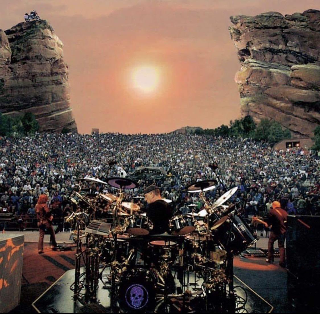 SoxandGuitar's tweet photo. Anyone seen Rush at Red Rocks? I missed it 😔 
#RIPNeilPeart
#RushFamily
#RushFiftySomethingTour
#RockOn✌️😎 
#HelloPeekers ! https://t.co/7pcGSfJ4Uh