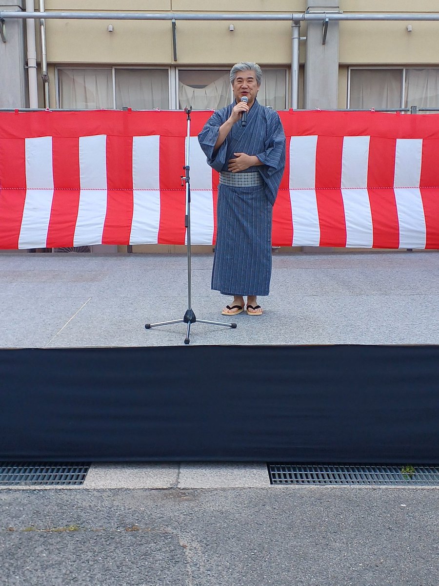 tenrishoukoukai's tweet photo. 今日は丹波市だらだら夜市が行われました。
暑さは頂点に達してましたが、来場者の熱気は更に上昇していました。
ステージイベント、模擬店、花火と大盛況の祭りでした。
祭り関係者の方々、お疲れさまでした。
#天理市商工会　#夜市　#花火　
#想ワレ　#バトン　#ダンス
#模擬店　#熱気　#夏祭り https://t.co/svRdDcuBNW