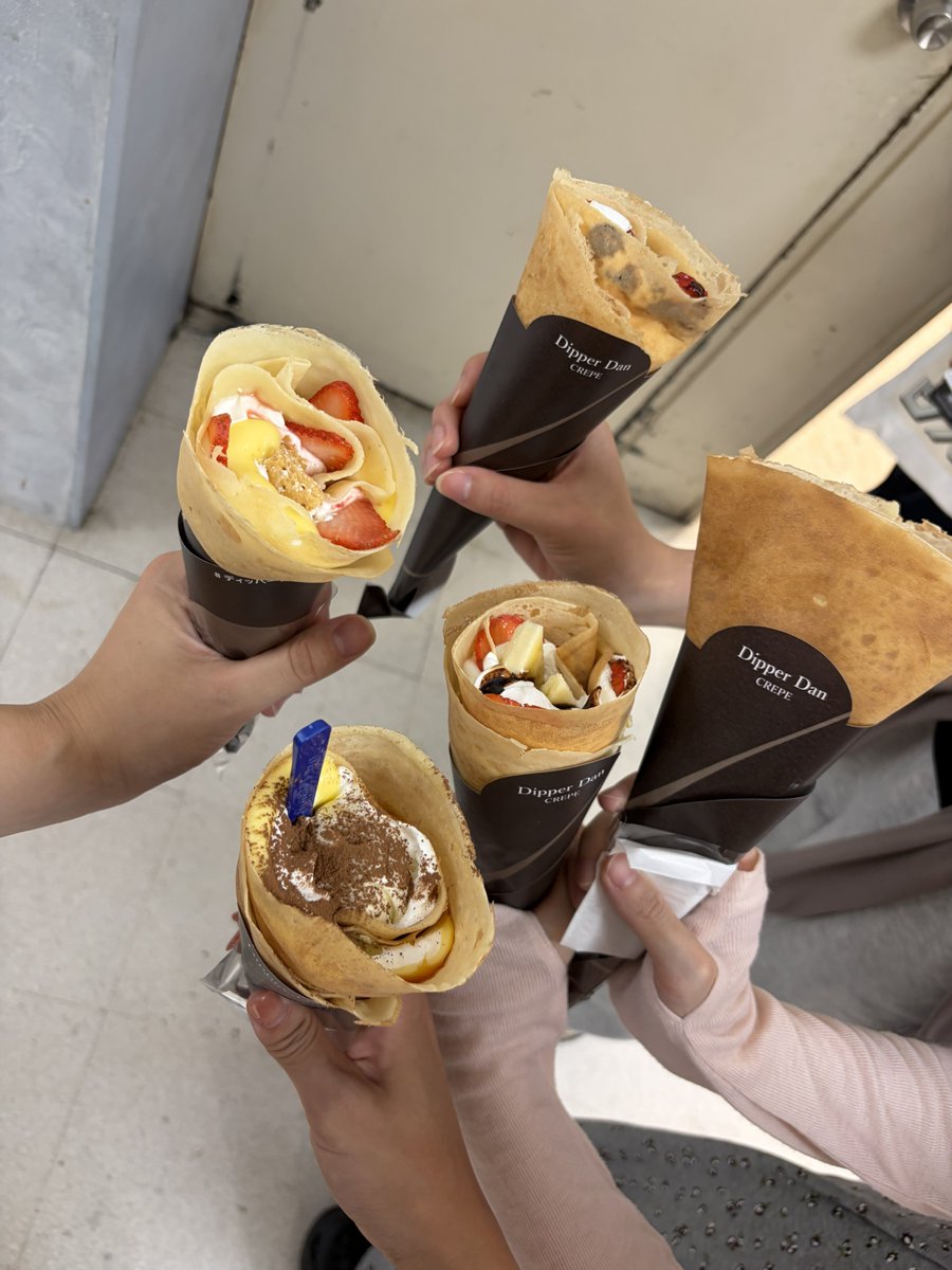 yasuno_haruka_'s tweet photo. 3日目ありがとうございました！！

残すところ1公演！最後まで丁寧に。

マチソワ間は女子ズでクレープ食べにいきました🤤

ソワレには悟光さんが！
ありがとうございました！！

#黎明ロマンティック https://t.co/VXr978dxGq