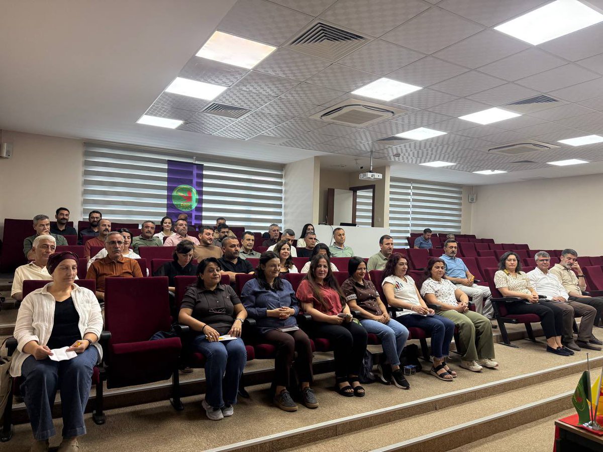 DBP_GenelMerkez's tweet photo. Endamê Meclîsê Partîya ma ewro Wan de seba ke prosesê Aştî û Komelê Demokratîkî, rojdemê sîyasî û averşîyayîşanê peyênan bi detay biercnê, kom bîyî. 

Kombîyayîş de wezîfe û mesuldarîyê ke şert û mercanê neweyan de verê ma de vindenê, ameyî nîqaşkerdene; seba domnayîşê têkoşînê ma yê aştî, azadî û awankerdişê Komelê Demokratîkî, xeta sîyasî ya demî bena û plankerdişê xebate ameyî dîyarkerdene.
***
Endamên Meclîsa Partiya me îro li Wanê civiyan da ku pêvajoya Aştî û Civaka Demokratîk, rojeva siyasî û geşedanên dawî bi berfirehî binirxînin. 

Di civînê de li ser erk û berpirsiyariyên ku şert û mercên nû li pêşiya me datînin hate rawestan û ji bo domandina têkoşîna me ya aştî, azadî û avakirina Civaka Demokratîk, xeta siyasî ya serdema bê û plansaziya xebatê hat diyarkirin.