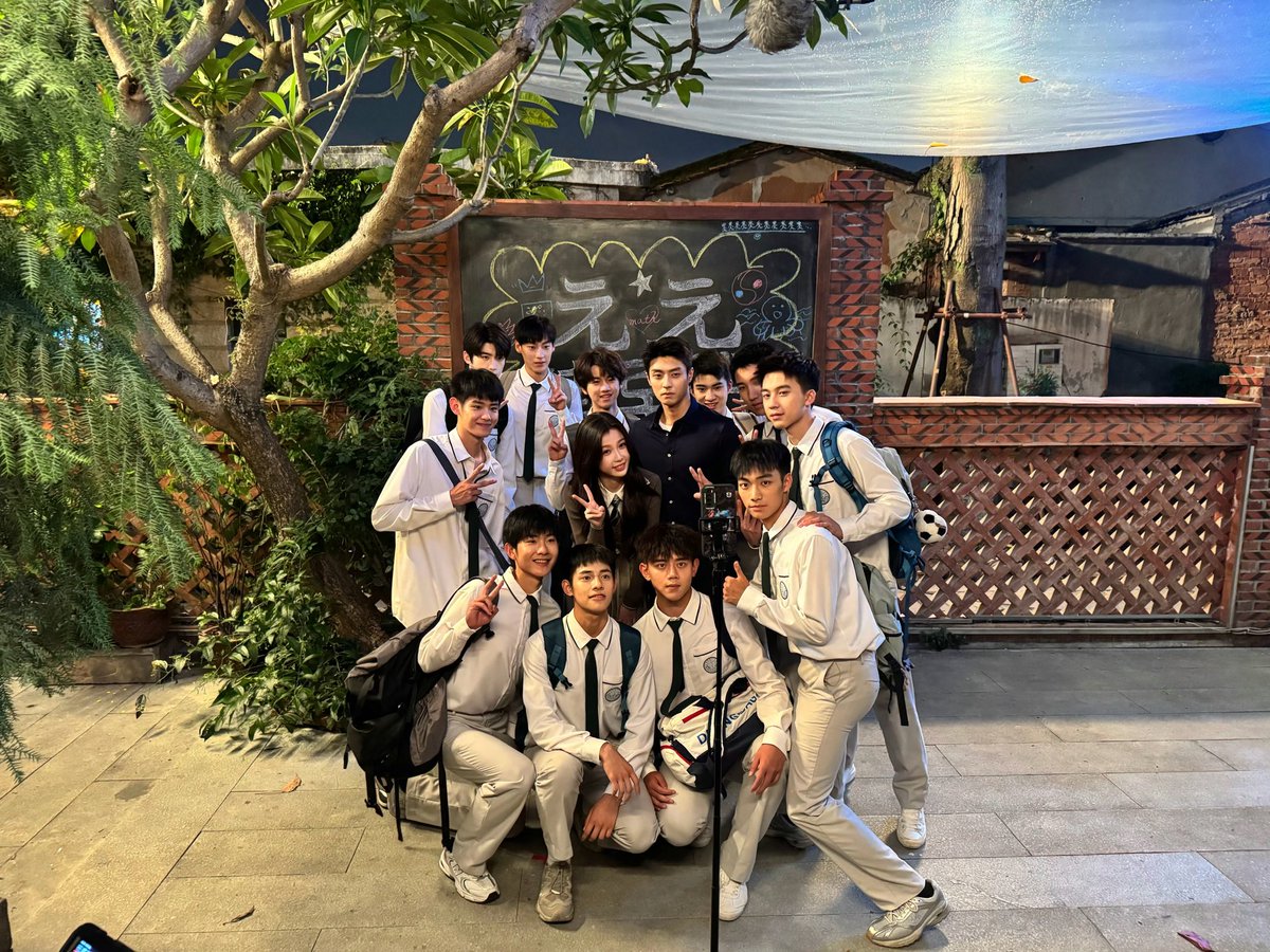 Fishnin's tweet photo. จบแล้ว 32 ตอน ชอบซีรีย์อบอุ่นหัวใจแบบนี้ พอ.น่ารัก ธงเขียว มีเหตุผล นอ.น่ารัก จิตใจดี ฉลาด รวมถึงเด็กๆที่น่ารักทุกคนโดยเฉพาะชายเหวินคนซึน ซีนแข่งบอลเหมือนไปเชียร์ข้างสนาม เพลงประกอบก็ดี     🥰👍🏻⚽️❤️ #ดาวประกายพร่างพรายฝัน https://t.co/X2OJ2jE8QD
