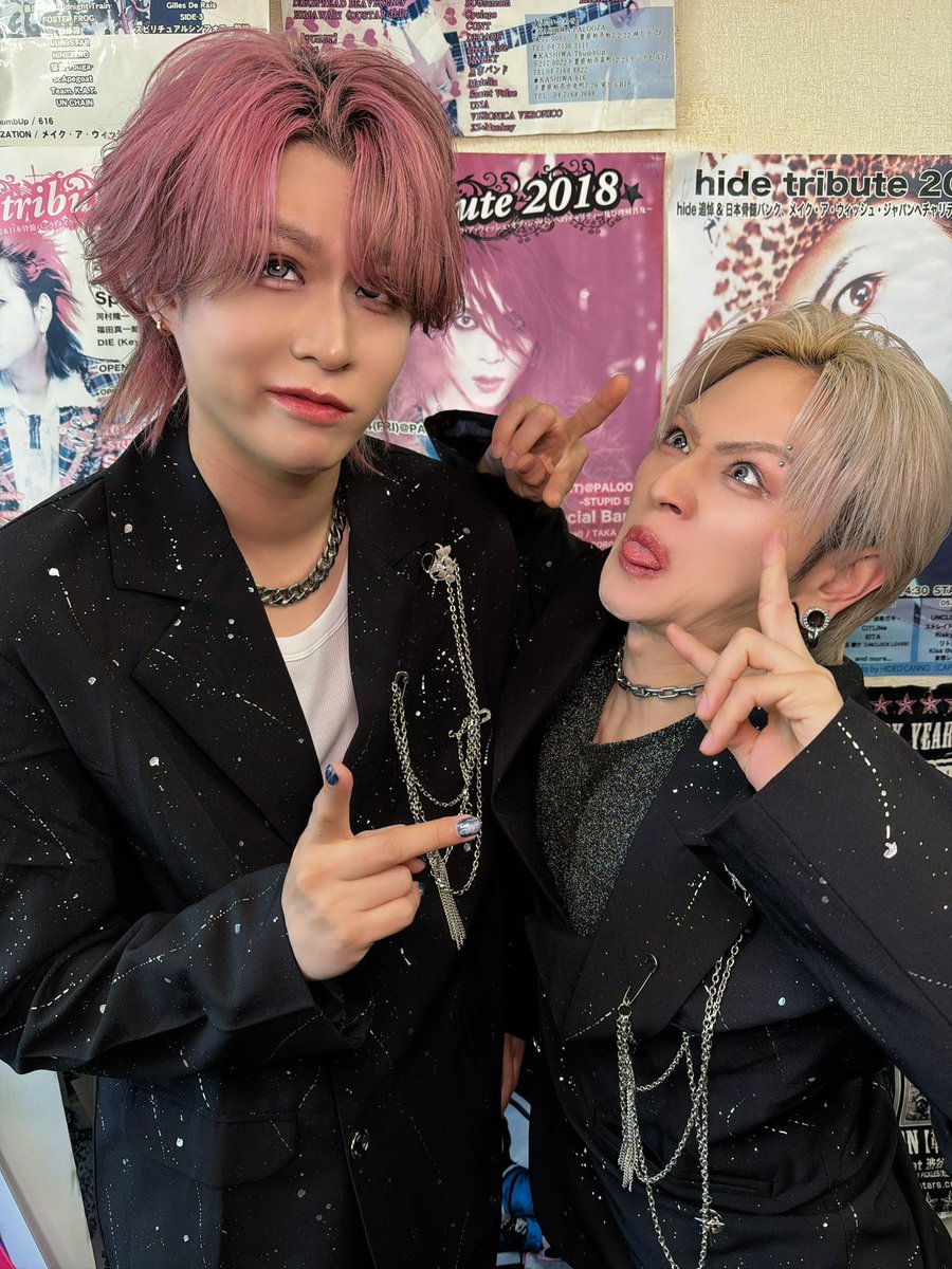vr_pamypamy's tweet photo. 世界を元気にする世界で一番ハッピーボーイなるいまる生誕でございました、誰よりも光り輝くボーカリストの背中は10周年を迎えてすっげぇデカく感じました㊗️10年先も20年先も一緒に祝わせてもろて🎉 https://t.co/TDky10lHfs