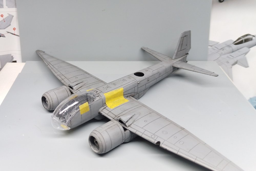 cccp_amodel's tweet photo. ミクロミル 1/72 Ju388

大きな部位毎に合わせ目消しとモールドの彫り直しをしていますンゴ。
胴体は左右貼り合わせではなく上下左右の貼り合わせなので接着のズレが無い様に。
左右一体の主翼は真ん中で切り離すと塗装しやすいンゴよ。
クリアーパーツは特に下側のパーツがコクピットの床面と干渉するので調整が必要ンゴ。
顎下にコクピット搭乗用のタラップが取り付けられるンゴが説明書では胴体パーツの開口指示などは無いンゴ。
#セーブザマナティー