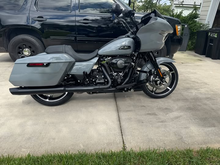 Giovanna1874111's tweet photo. This gray hits different! Slapped that matte armor on and instantly turned the whole block into a damn catwalk Real Harley heads know the vibeβ¦ Yβall ready? Iβm takinβ this beast to the streets! #Harley #MotorcycleDaily https://t.co/IHib1IOM2h