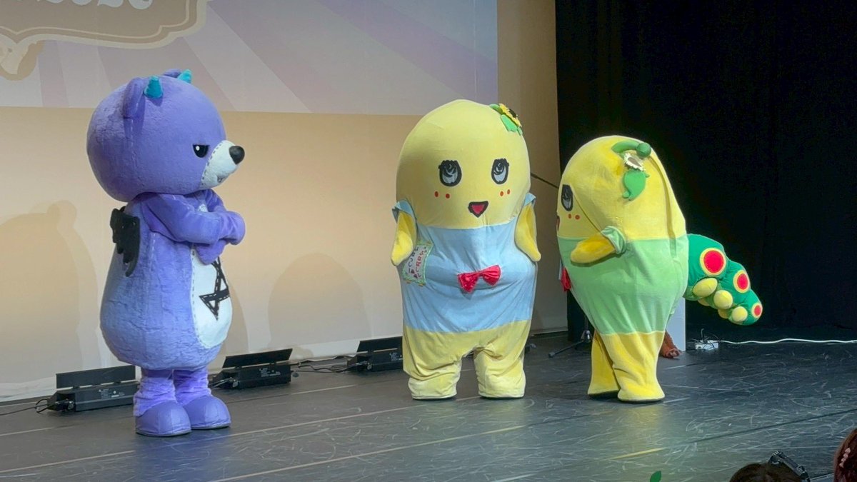 funassyi's tweet photo. みんなー今日も一日お疲れ様なっしー♪
ヾ(。゜▽゜)ノごろー！ノッポノーズはイングリッシュじゃないなっしー！
英語めっちゃ得意って言ってたのにぃ！

でも楽しかったから大正解なっしー♪
明日もみんな笑顔溢れるように梨汁ブシャー:＊
もやのっぽのーず https://t.co/l6mE6UY4Qv