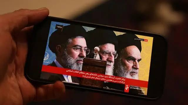 zoro_zoro_1337's tweet photo. در نمازهای یومیه، همواره برای رهبری دعا می کنم که همچون نگینی درخشان، بر تارک این ملت می درخشد.

#لبیک_یا_خامنه_ای https://t.co/fsTva9snPf
