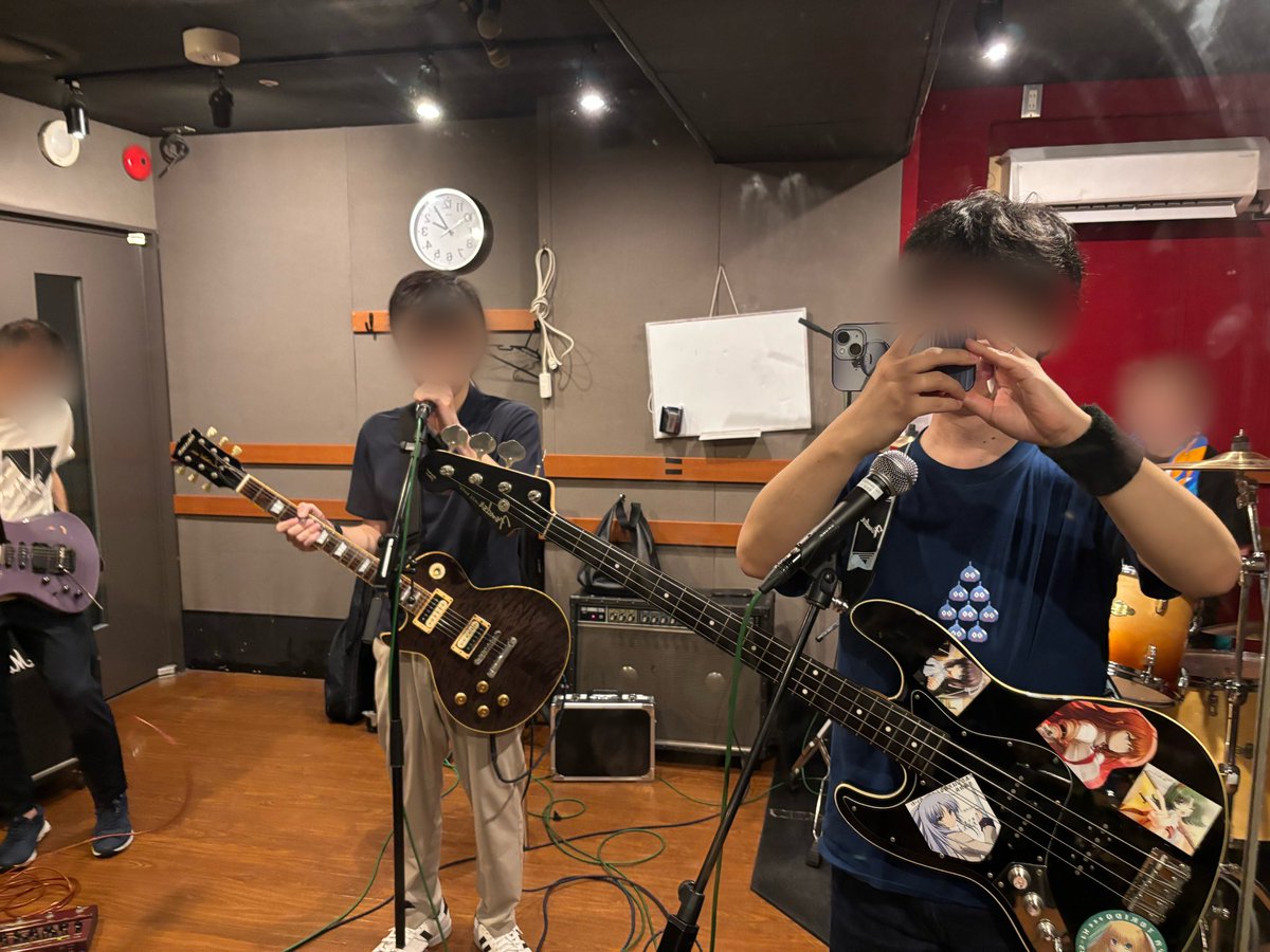 gmoribund's tweet photo. 昨日はスタジオセッションでしたよーっと。
withドラクエTシャツ👕

打ち上げのシメに行った池袋のラーメン屋に感動！

あっさり醤油スープにツルツルした麺、柔らか〜いチャーシュー・・・

久々に癒されるラーメン食べた気がするw
こういうのちゃん系ラーメンって言うのね。知らなかった！美味い！🍜 https://t.co/TiEa8Lwi9c