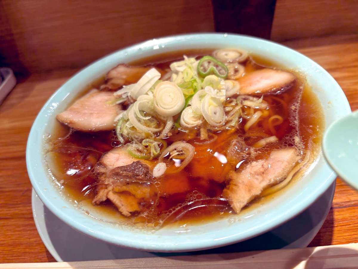 gmoribund's tweet photo. 昨日はスタジオセッションでしたよーっと。
withドラクエTシャツ👕

打ち上げのシメに行った池袋のラーメン屋に感動！

あっさり醤油スープにツルツルした麺、柔らか〜いチャーシュー・・・

久々に癒されるラーメン食べた気がするw
こういうのちゃん系ラーメンって言うのね。知らなかった！美味い！🍜 https://t.co/TiEa8Lwi9c