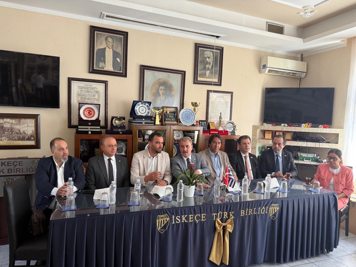 Mustafa_Destici's tweet photo. Batı Trakya’daki 8 Türk azınlık ilkokulunun kapatılması kararı, eğitim hakkına, insan haklarına ve uluslararası antlaşmalarla güvence altına alınmış azınlık haklarına açıkça aykırıdır.

Batı Trakya Türklerinin dinî, kültürel ve millî hakları Lozan Barış Antlaşması ile teminat altına alınmış olmasına rağmen, Yunanistan’ın uluslararası hukuka ve uluslararası antlaşmalara mugayir uygulamaları devam etmektedir.

Yunanistan Başbakanı Miçotakis’in Ankara’daki NATO Zirvesi sonrasında Türkiye aleyhindeki açıklamalarının ardından bu kararı almasına şaşırmıyoruz. Sahte kabadayılık gösterileriyle gündeme gelen Miçotakis, Batı Trakya Türklerinin diline, kimliğine ve kültürel varlığına yönelik baskıcı politikalarından vazgeçmelidir. Eğitim kurumlarını kapatarak bir toplumu yok sayamaz, tarihî ve hukuki sorumluluklarını ortadan kaldıramaz. Yunanistan, birtakım yasaklamalarla Batı Trakya’daki Türk-Müslüman varlığını sona erdireceğini zannetse de o topraklardaki Türk varlığı biiznillah kıyamete kadar var olacaktır. 

Yunanistan’ı, başta Lozan Barış Antlaşması olmak üzere uluslararası yükümlülüklerine uymaya, Batı Trakya Türklerinin eğitim hakkına ve temel hak ve özgürlüklerine, inanç hürriyetlerine  saygı göstermeye ve seçilmiş müftülerini tanımaya davet ediyoruz.

Büyük Birlik Partisi olarak Batı Trakyalı Türk soydaşlarımızın hak ve hukukunun sonuna kadar takipçisi olmaya devam edeceğiz.