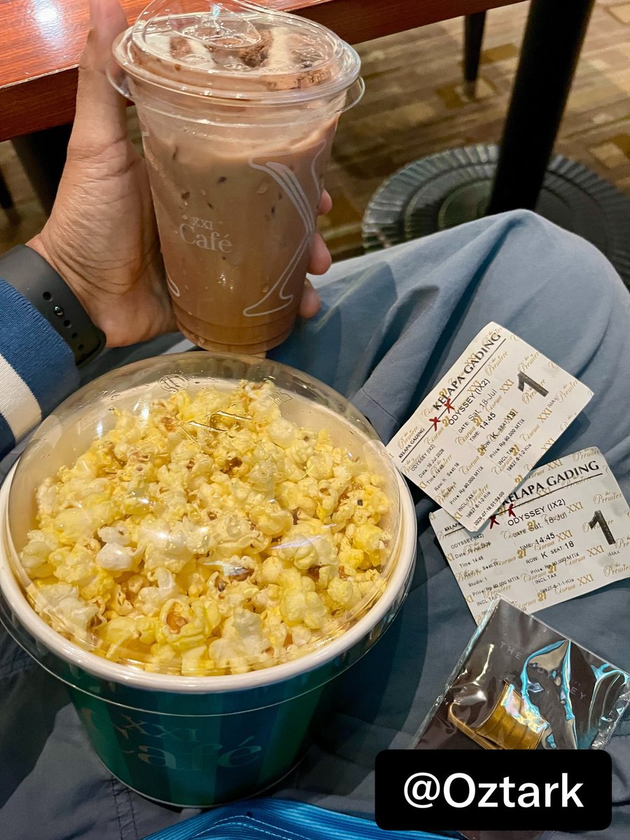 Oztark's tweet photo. 📍XXI Cafe Mall Kelapa Gading

🥤🍫 Milo Dinosaurs
Rasa Milonya pekat dan kental. Komposisi milonya sangat banyak jadi puas minumnya. Tidak hambar.

🍿🍫 Popcorn Milo Dinosaurs
Basenya adalah Popcorn Cornel yang tebal dengan rasa Caramel yang sudah manis ditaburi lagi dengan bubuk Milo. Kombinasi ini cocok. Teksturnya renyah dan agak berpasir dari bubuk Milonya.

🍿🧂 Popcorn salt Large
Dengan tambahan extra butter membuat aromanya lebih wangi menggugah selera dan rasanya lebih gurih. Teksturnya agak kempes namun crispy dan masih panas.

#MKGZen
#XXICafe