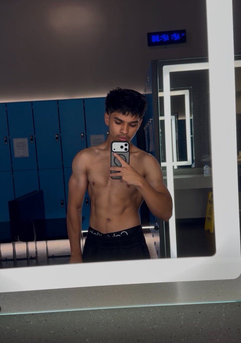 Mosezx1's tweet photo. Got a haircut 😩 https://t.co/heNi2nYzac