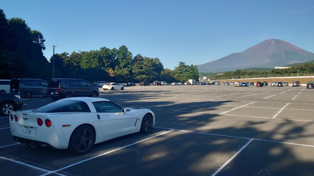 P71VicVetteJP's tweet photo. 富士スピードウェイは自由席の席取り行為も目立ちますが、それ以上に駐車場の場所取りが年々酷くなっている気がします。
車輪が付いた荷物を隣に置かれたりすると強風に煽られ自分の車に当たるのではないかという心配も…
広い駐車場を持つFSWですが、富士24時間などでは場所取りばかりが目立ちます。 https://t.co/i0iISgyqUT