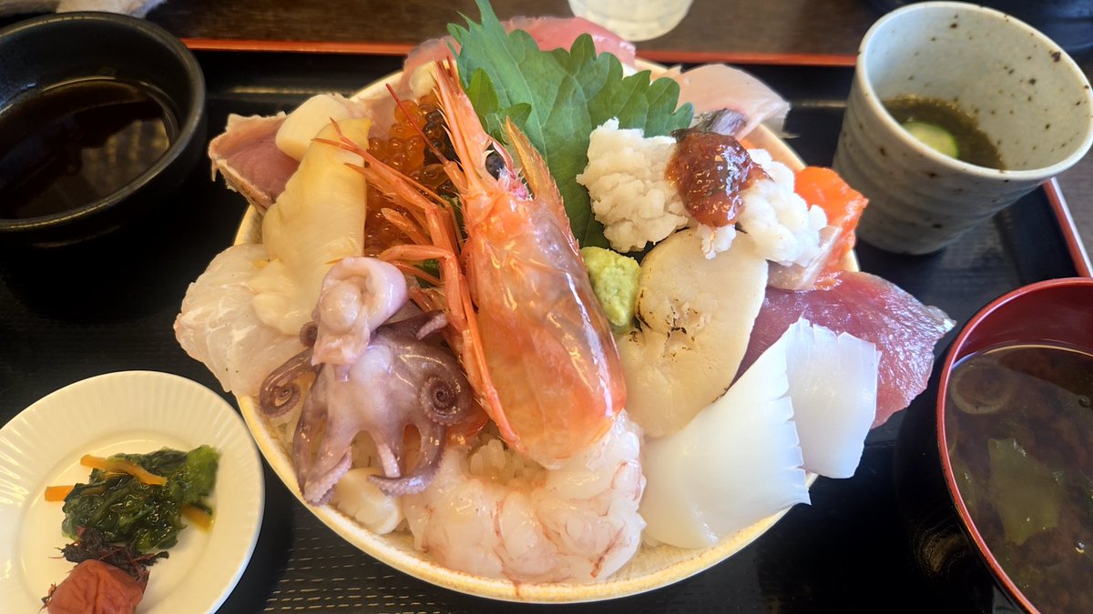 m_R25xx's tweet photo. 日曜日休みのことってほとんどないんですけどたまたま勤務変わってツーリング行けました🏍
海鮮丼2時間待ちくらいしたけど思ったより今日暑さマシでよかった😣
夜は距離ガバ変態の人が高原行こかとか言い出して綺麗な星空見れました🌌
そしてまだ帰宅できてない🤣 https://t.co/OedRnpXrAC