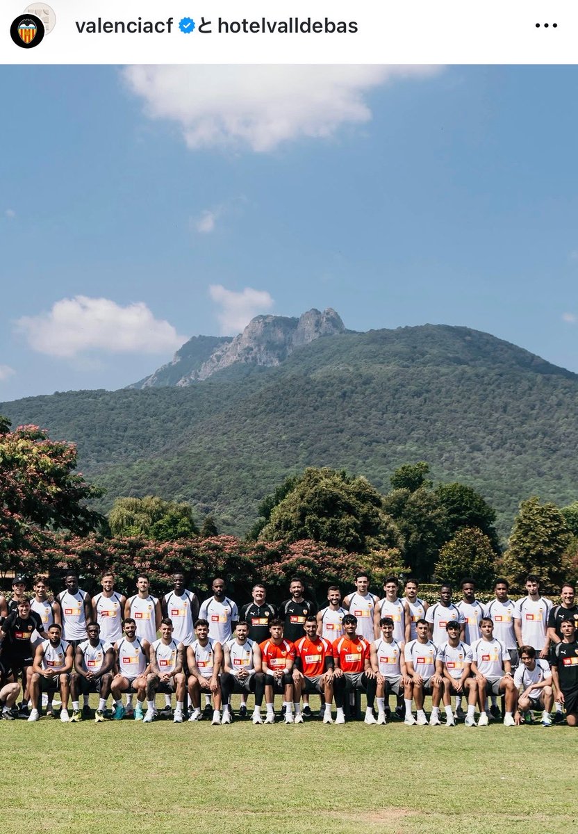 Sweet_Puu's tweet photo. そういうとこだぞ....！　
なんで1人だけプレイヤーで椅子ないの

（valenciacf via IG） https://t.co/WXA2OIhz21