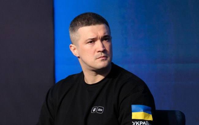 pogrebeckij's tweet photo. До Федорова у мене три запитання:
1. Він був чесний, коли створював і керував армією ботів у передвиборному штабі Зеленського? Коли вони у веселому чаді топили брехнею конкурента та на хайпі хакнули країну?
2. Він був чесний, коли працював в уряді Зеленського "на Зеленського", як він сказав, і 7 років бачив, як створюються корупційні схеми, миндичі, шифіри, цукермани, степанови і так далі? Я не повірю, що він цього не бачив, не усвідомлював. Але він мовчав. А чому мовчав?
3. Коли він був чесний, коли Міністерство оборони спільно з Мінцифри в рамках проекту «Армія дронів» профінансувало закупівлю та виробництво 1,8 млн. безпілотників на суму близько 147 млрд. грн. Також Кабінет Міністрів виділяв 40 млрд грн на інвестиції в українське виробництво дронів, а бюджет платформи United24 лише за 2022 рік дозволив закупити БПЛА на 4,8 млрд грн. Чому тоді у міністра Мінцифри Федорова не виникало питань у ціноутворенні, які виникли пізніше у міністра оборони Федорова? Як віце-прем'єр міністр, Федоров курирував оборонний сектор, зокрема все що пов'язано із закупівлями та виробництвом дронів і не міг не бачити корупційні складові цього процесу.
Михайло Федоров справді відіграв ключову роль у технологічній трансформації української армії. Він займався державною програмою «Армія дронів» та оборонним кластером Brave1.
Я не хочу образити прихильників, а скоріше поклонників Федорова. На тлі всіх зашкварів та скандалів міністрів, друзів та оточення Зеленського він виглядає "білою вороною". Під керівництвом Федорова справді створені гарні та відмінні програми, які полегшують життя як простих людей, так і підприємств. Програми які дозволили заощадити державні та донорські гроші на закупівлі озброєнь та створенні дронів. Федоров каже грамотні речі і відчувається, що він розуміється на тому, про що говорить.
Але коли він був чесний? Раніше, коли він віддано служив Зеленському чи зараз, коли він фактично заявив про себе як про політичного конкурента Зеленського?
Давайте подумаємо. Чи не створюємо ми нового кумира замість Зеленського? Хайп і здоровий глузд не вживаються разом. Розплата за чергову помилку на виборах вже однозначно призведе до втрати державності.