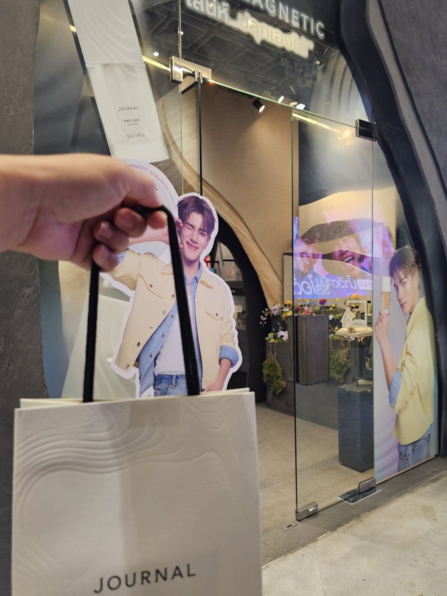 nongvivie's tweet photo. วันนี้ไป Shop ที่สยามวัน น้องพนง.แนะนำดีมากเลยจัดมาเพิ่มอีก 2 กลิ่น คือLaong Nan , Forever Love พร้อม Body Oil อีก 1 ขวด สมัครสมาชิกไลน์ได้ส่วนลดอีก 150 บาท โปรดีสุดๆ ไปตำกัน😍

#FourthRecommended @journalperfume @tawattannn
#JOURNALBodyMistxFOURTH
#Fourthnattawat #โฟร์ทณัฐวรรธน์ https://t.co/g8NfaHmR2O